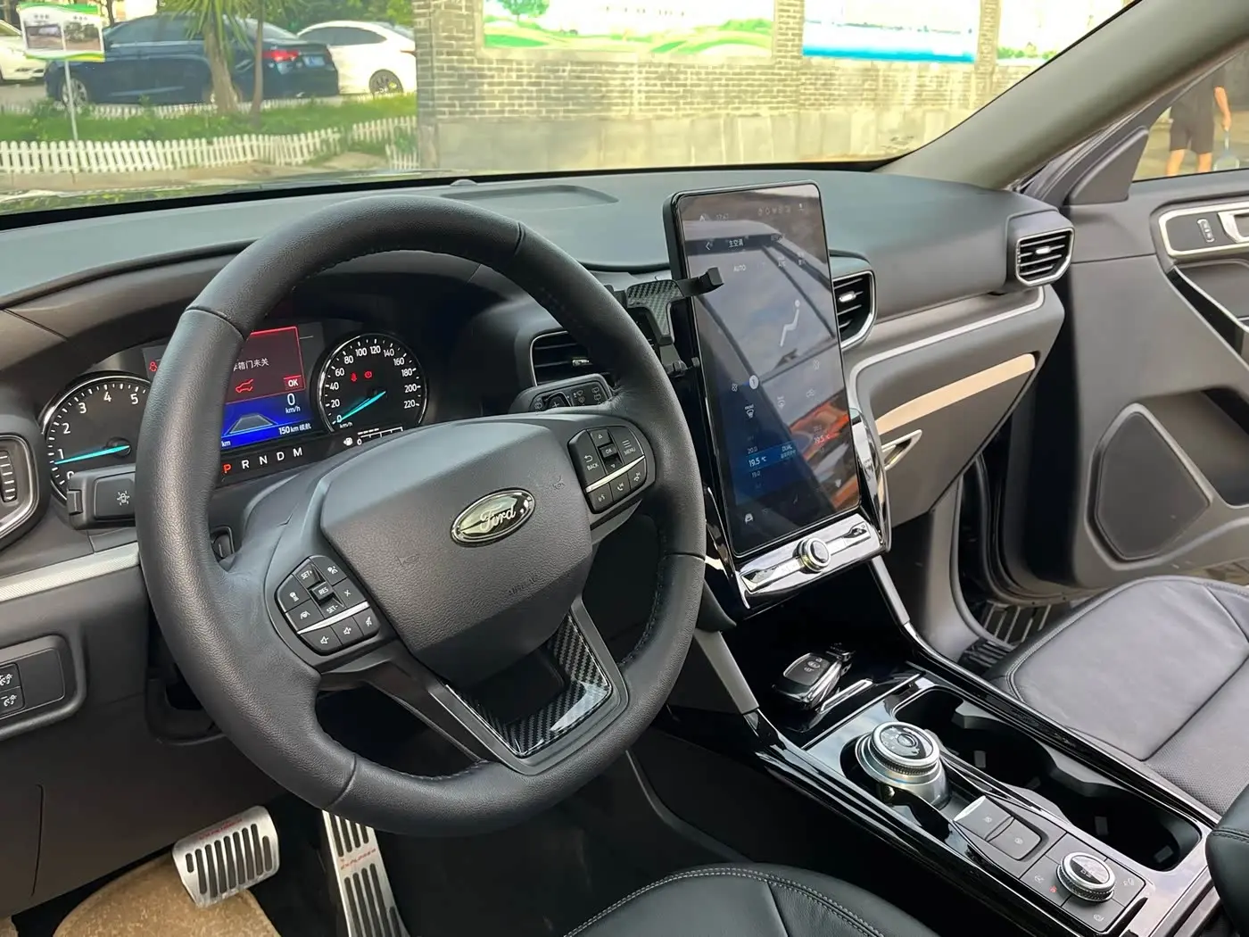 Ford Explorer 2022 — Photo 3/13