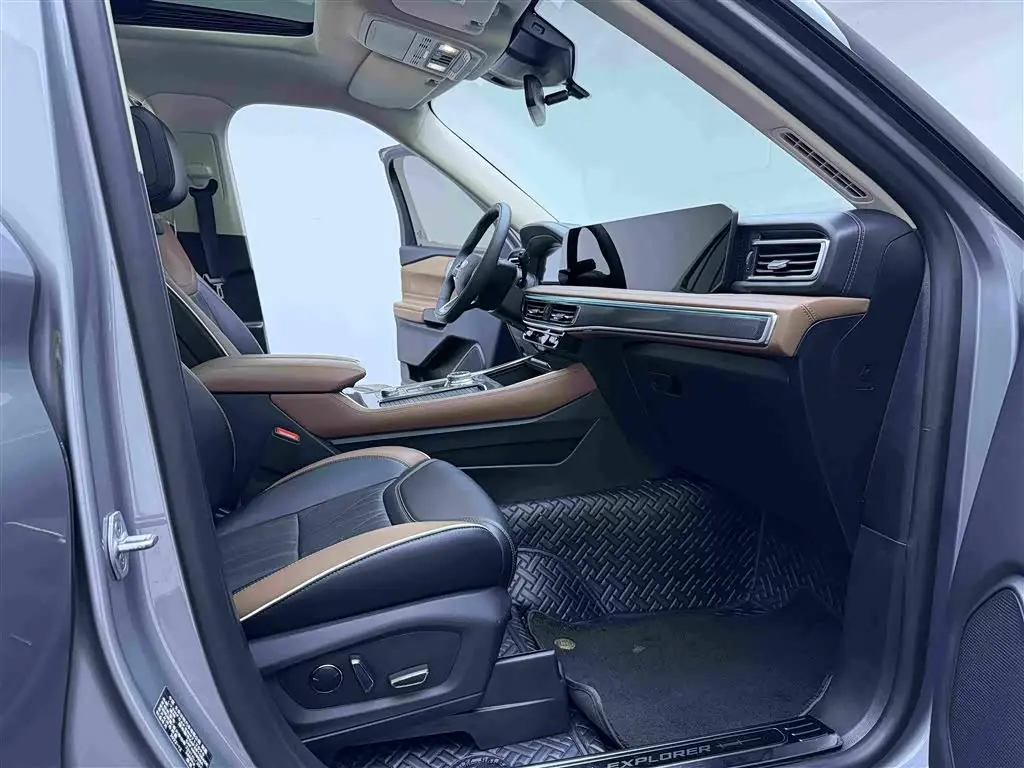 Ford Explorer 2023 — Photo 11/20