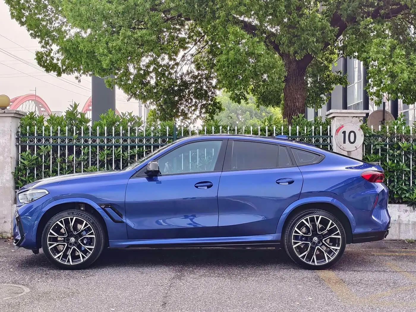 BMW X6 M 2023 — Фото 3/20