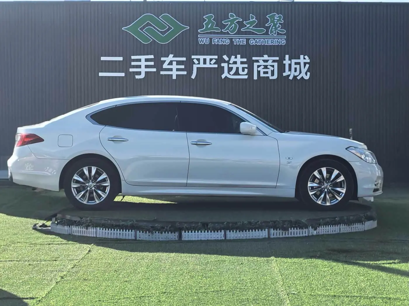 Infiniti Q70 2017 — Photo 4/20