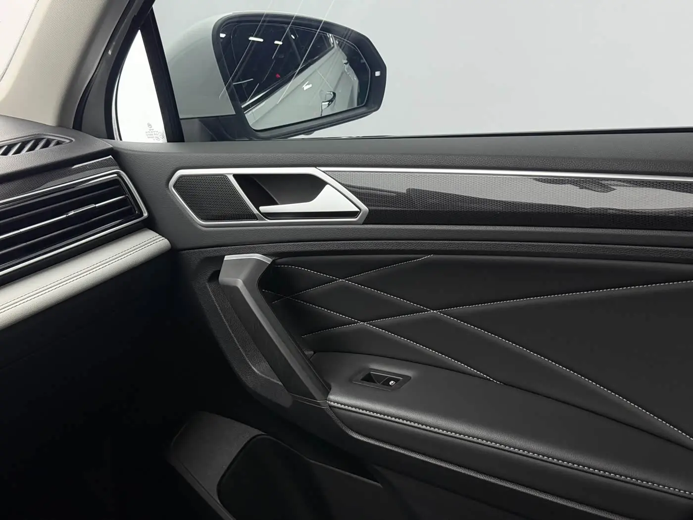 Volkswagen Tiguan L 2023 — Photo 10/20