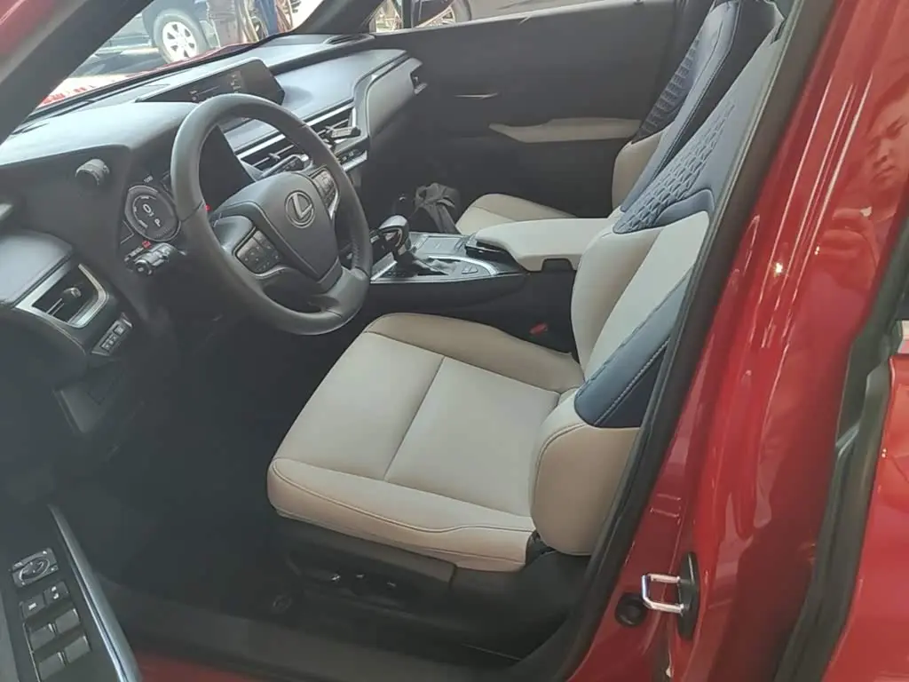 Lexus UX 2020 — Photo 15/20