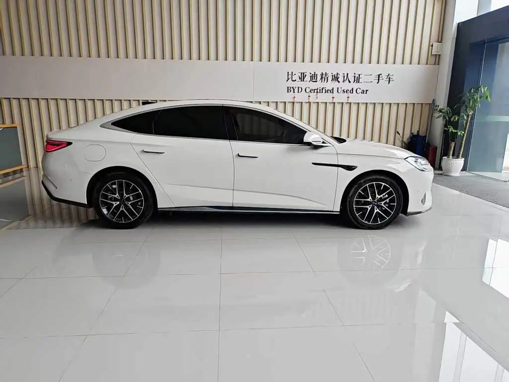 BYD Seal 07 DM-i 2025 — ფოტო 8/15