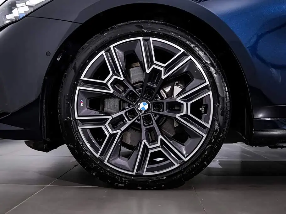 BMW 5 Series 2025 — Фото 12/20