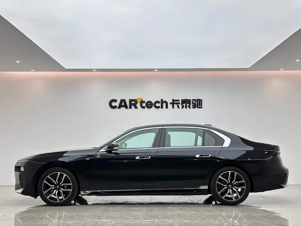 BMW 7 Series 2023 — Фото 2/20