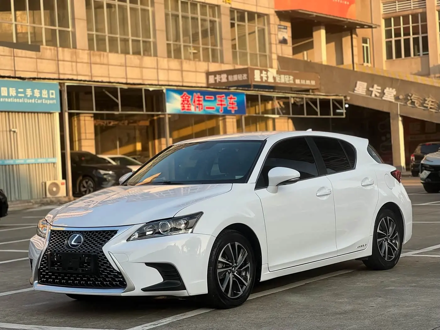Lexus CT 2018 — Фото 1/20