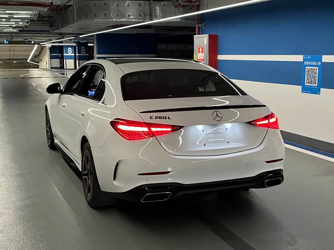 Mercedes-Benz C-Class 2024 — Photo 7/19