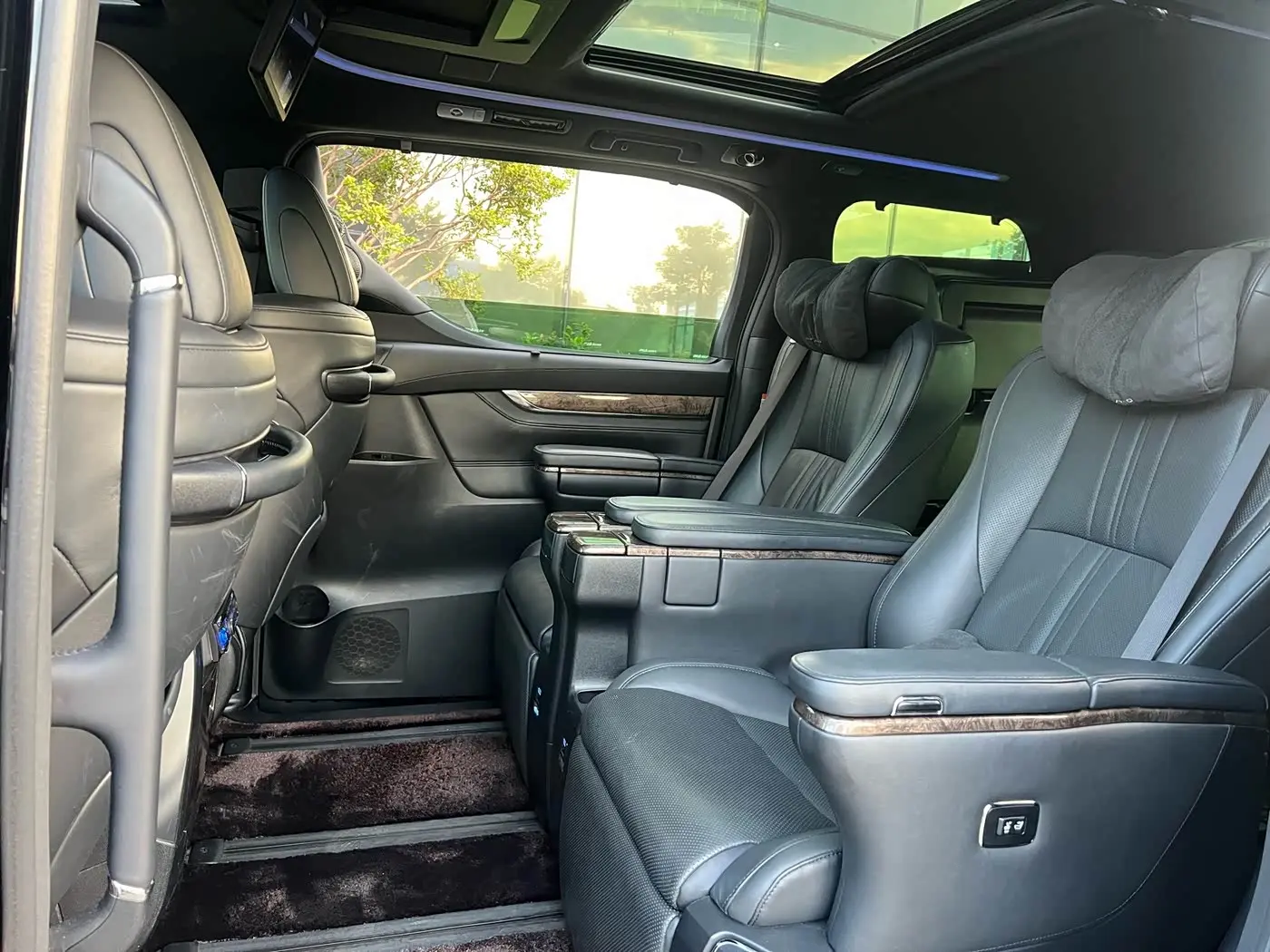 Toyota Alphard 2023 — Photo 3/12