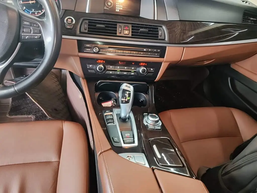 BMW 5 Series 2017 — Фото 14/20