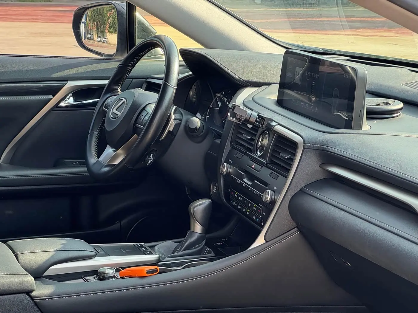 Lexus RX 2021 — Photo 16/19