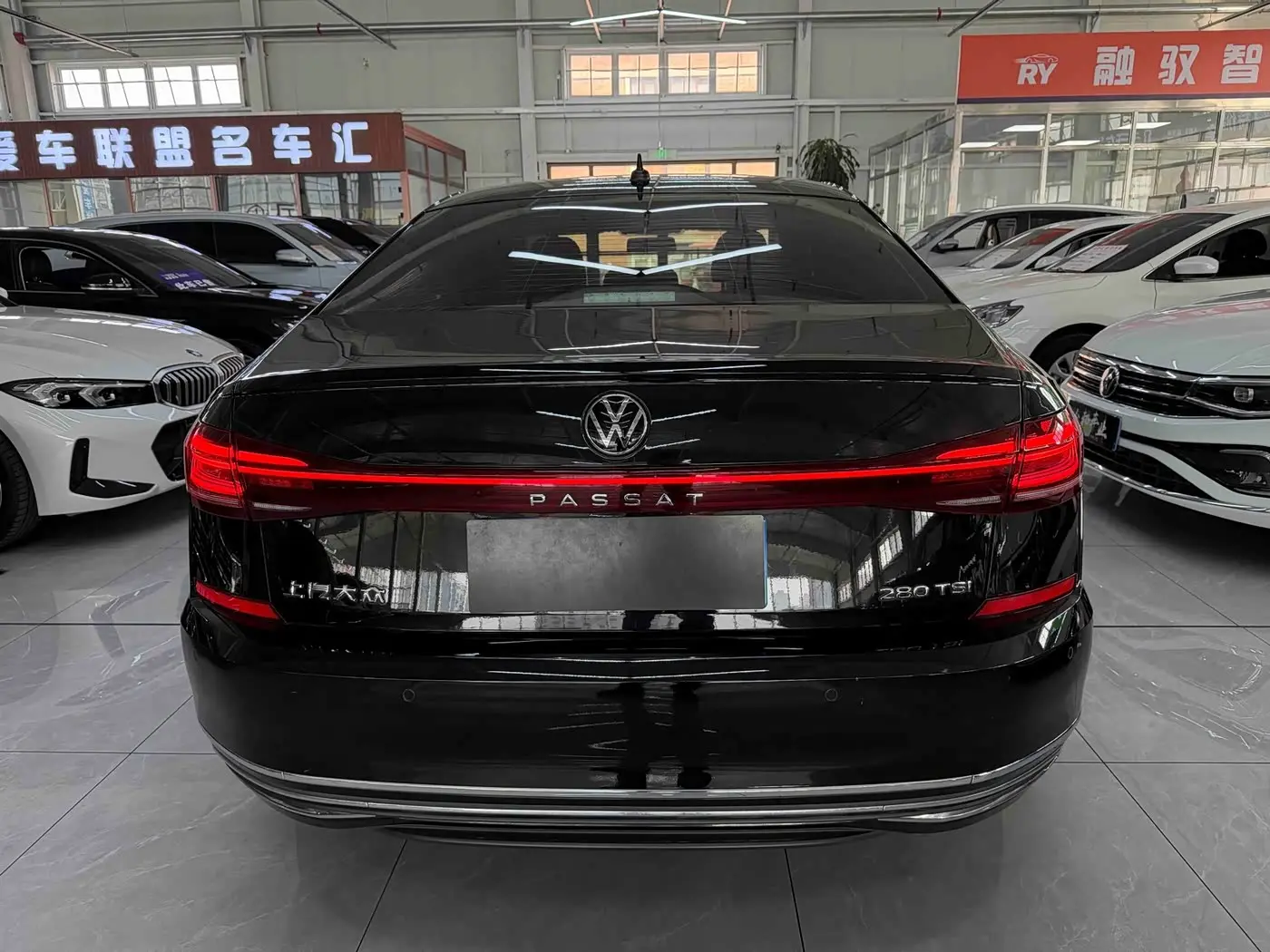 Volkswagen Passat 2023 — Photo 5/19