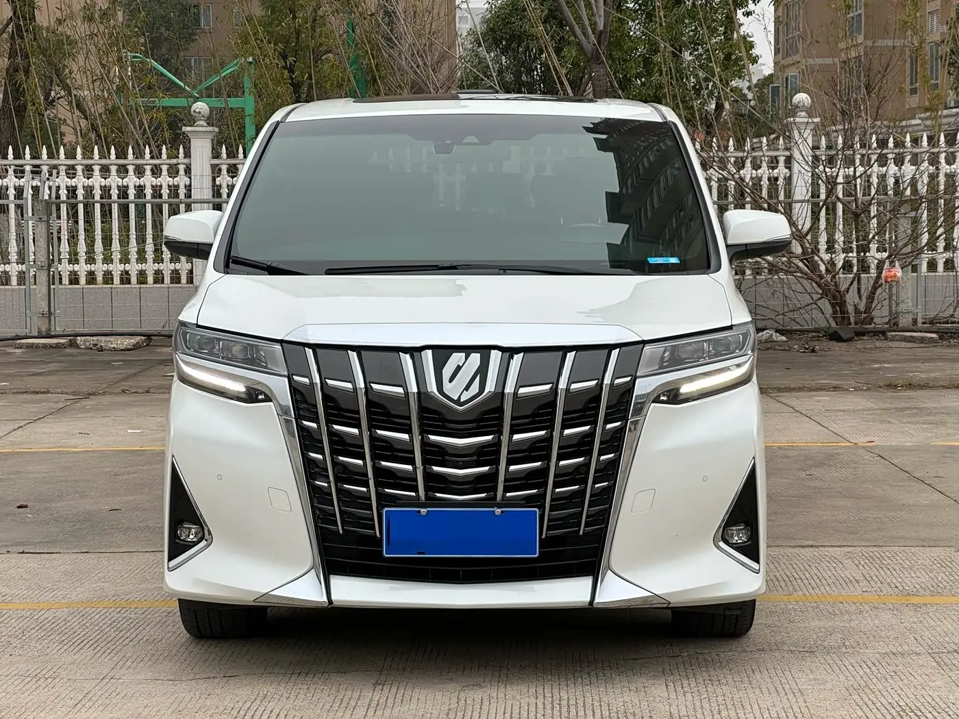 Toyota Alphard 2022 — Фото 2/9