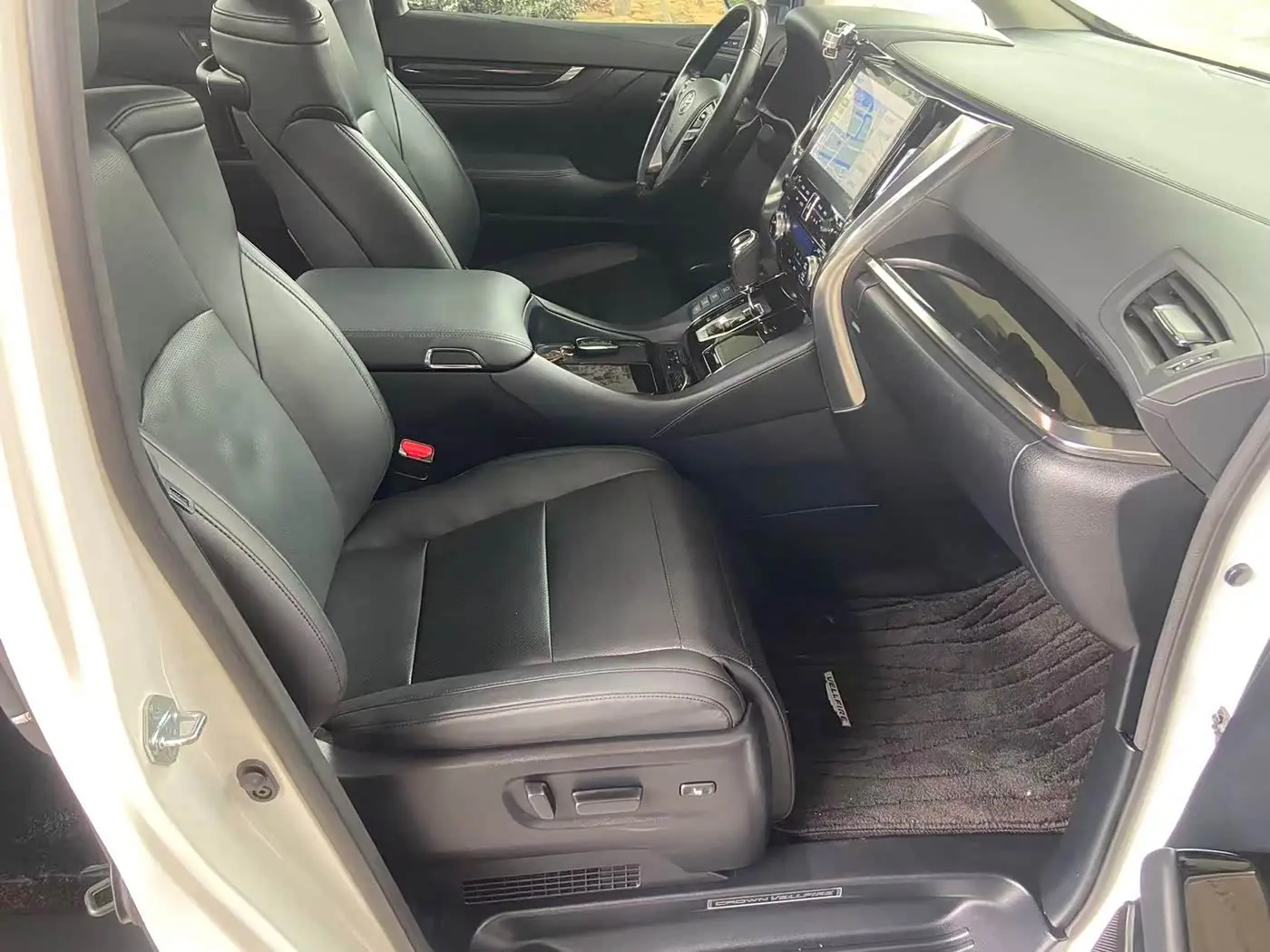Toyota Vellfire 2022 — ფოტო 19/20