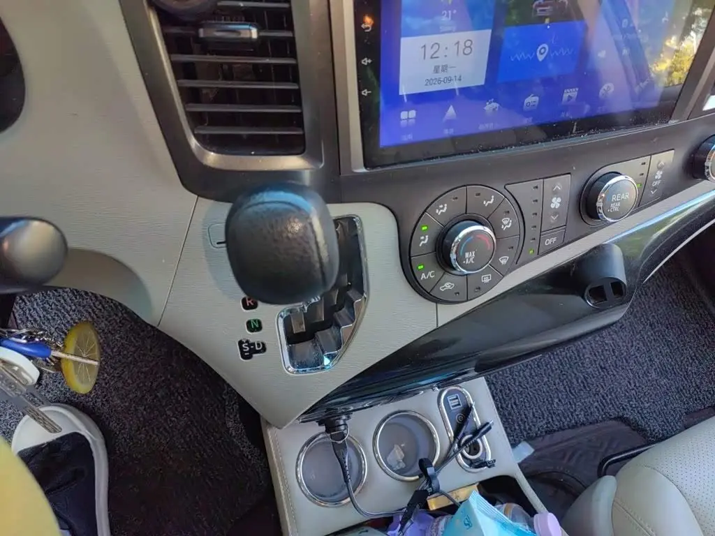 Toyota Sienna 2015 — Фото 10/20