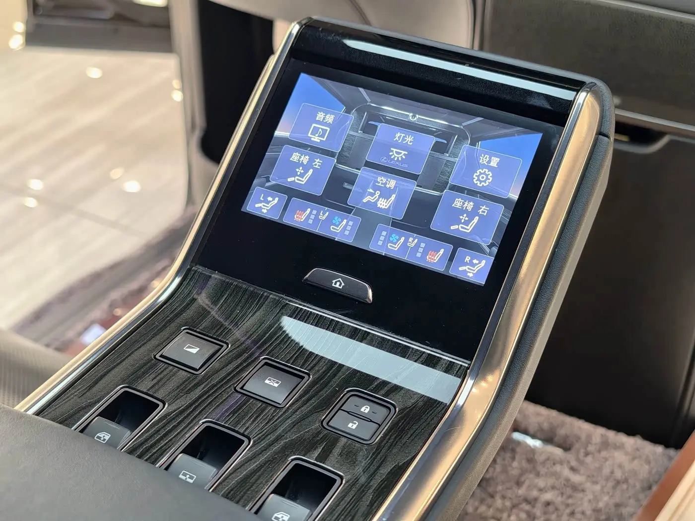Lexus LM 2022 — Photo 14/20