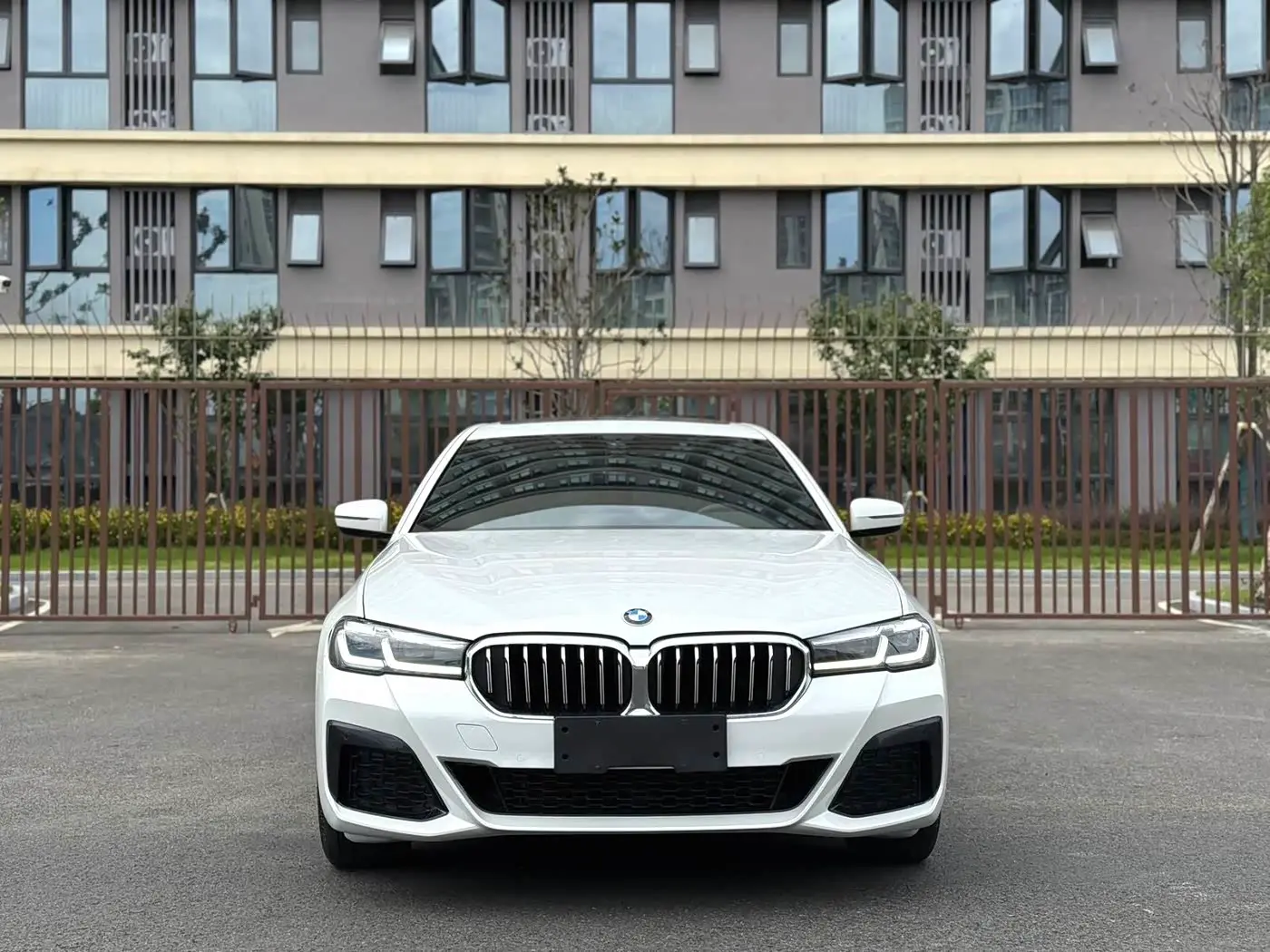 BMW 5 Series 2023 — Photo 2/9
