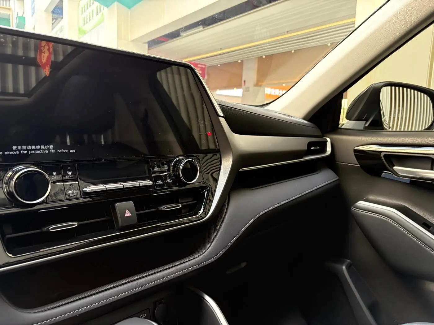 Toyota Highlander 2023 — ფოტო 8/19
