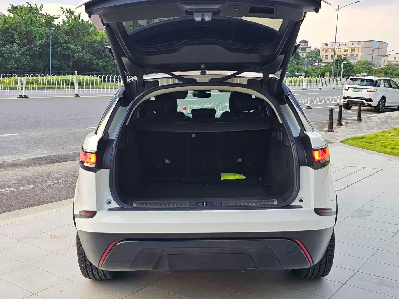 Land Rover Range Rover Velar 2020 — Фото 11/20
