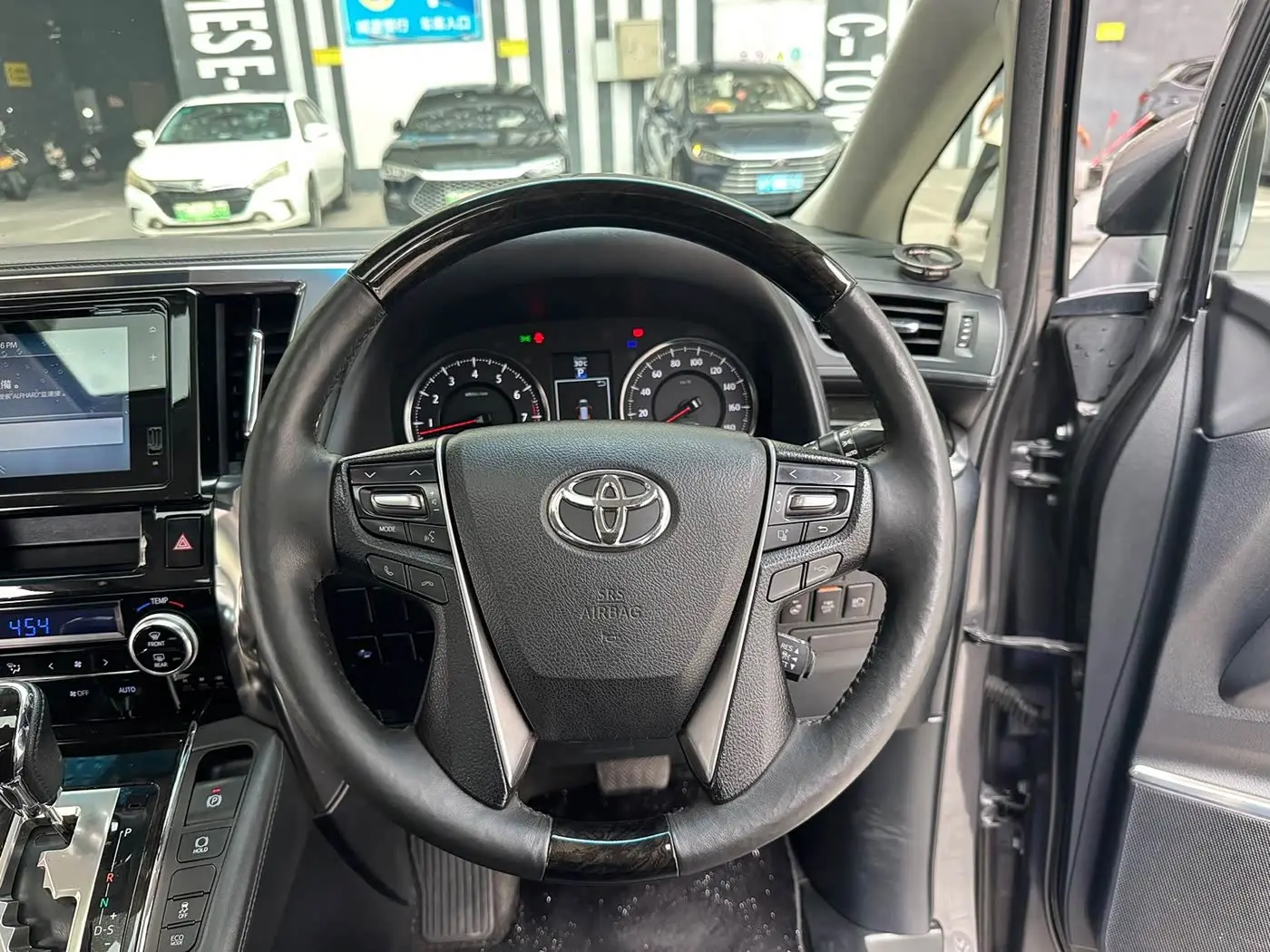 Toyota Alphard 2015 — Photo 7/20