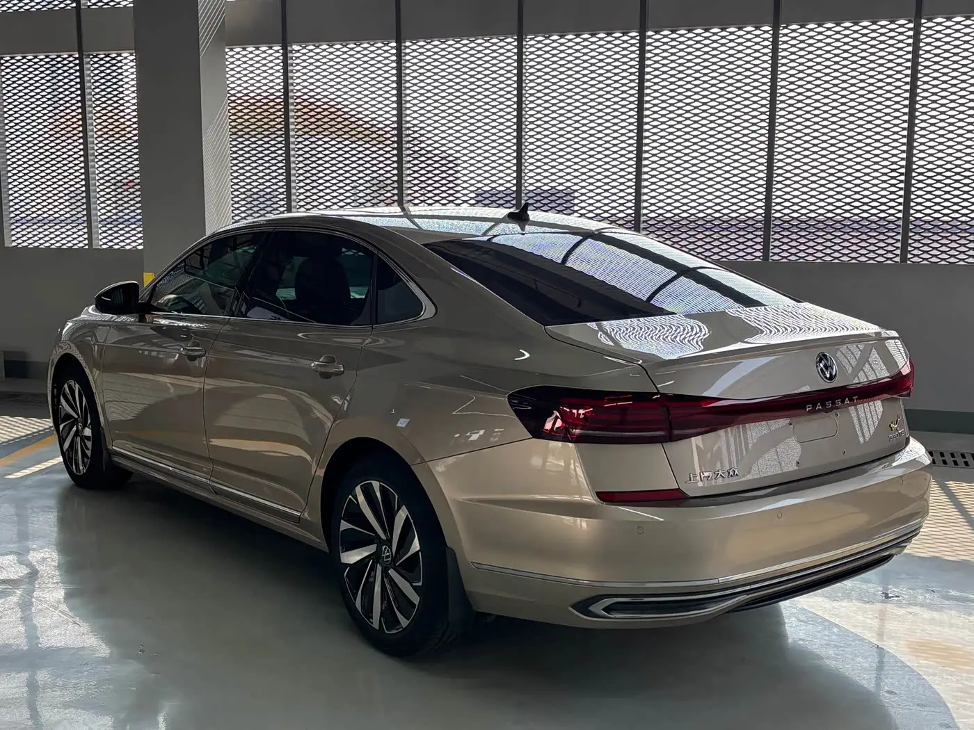 Volkswagen Passat 2022 — Photo 9/16