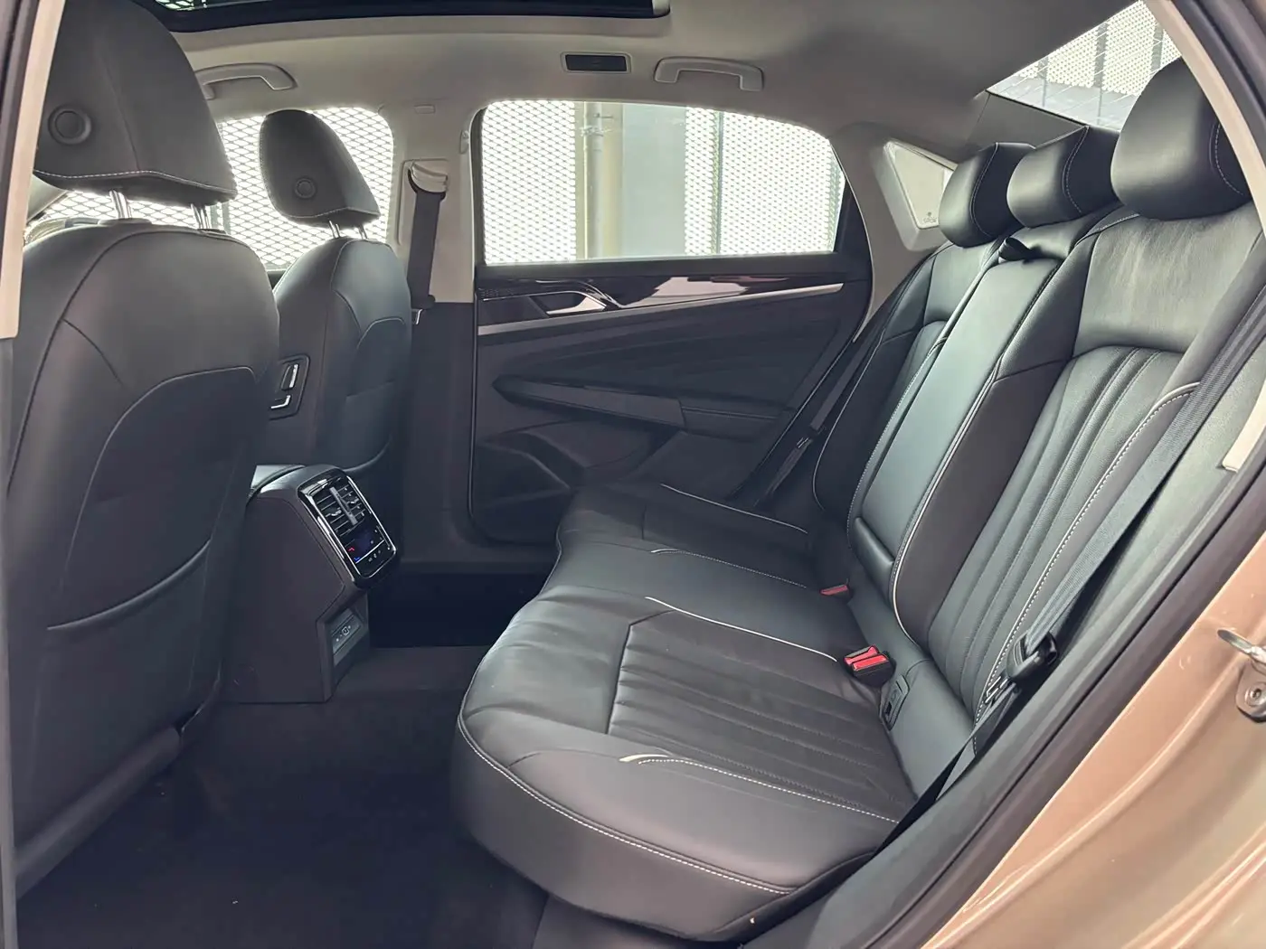 Volkswagen Passat 2022 — Photo 8/16