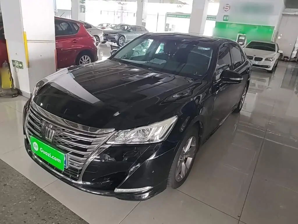 Toyota Crown, 2015
