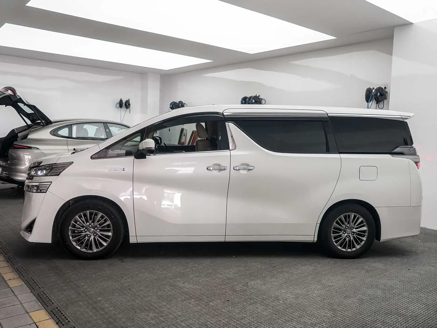 Toyota Vellfire 2021 — Photo 3/16