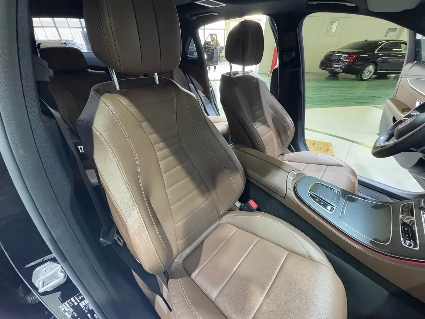 Mercedes-Benz E-Class 2023 — Photo 11/16