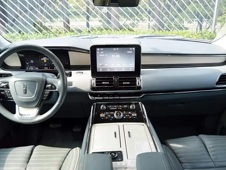 Lincoln Navigator 2018 — Photo 15/17