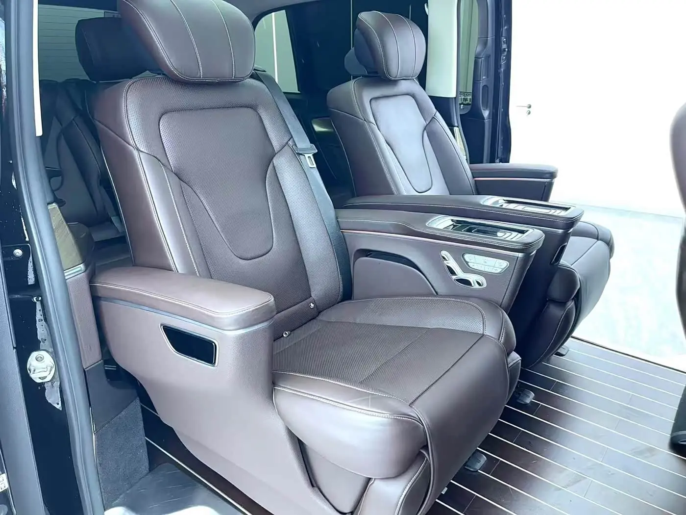 Mercedes-Benz V-Class 2023 — Photo 9/18
