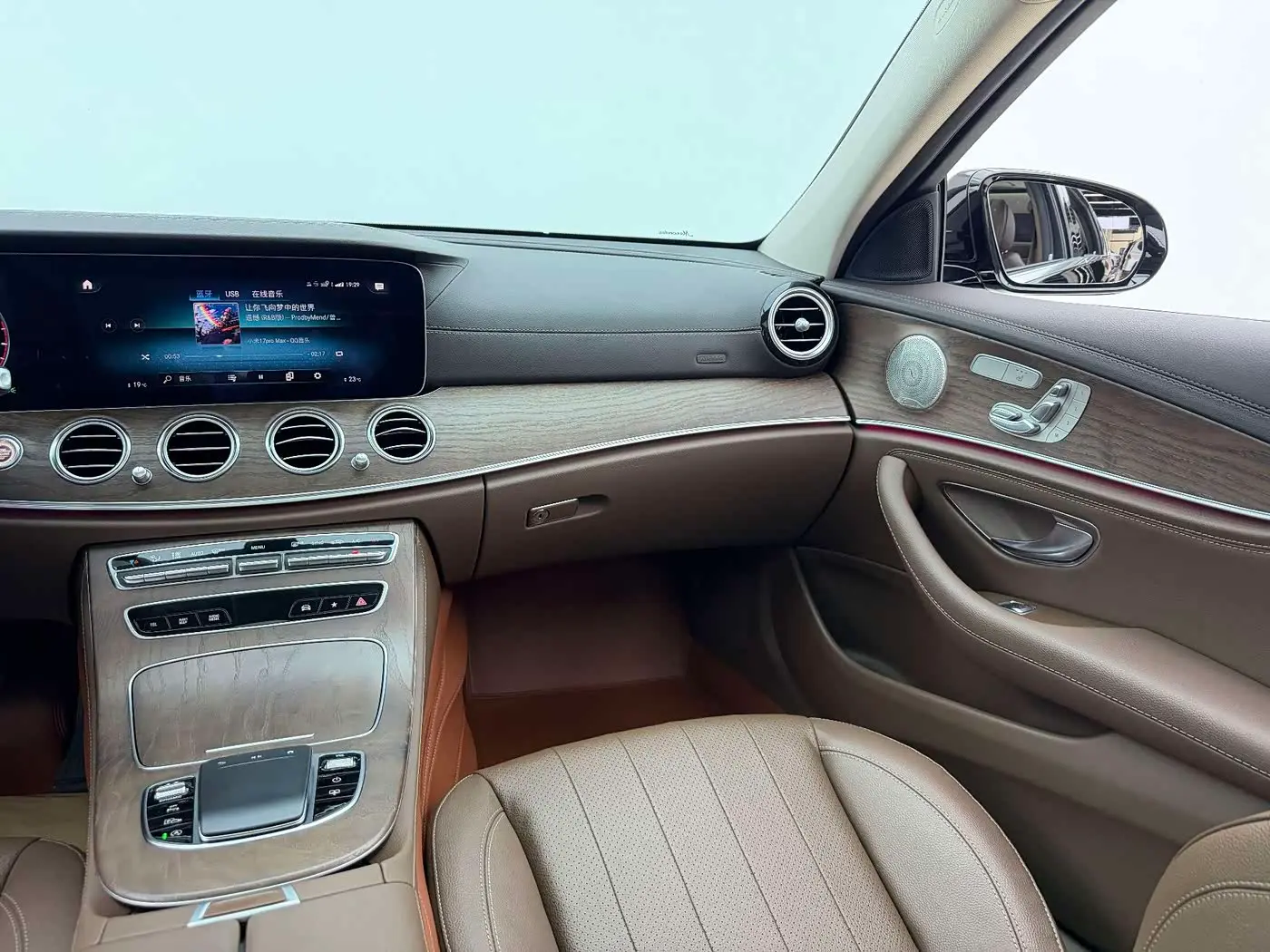 Mercedes-Benz E-Class 2023 — Photo 12/20