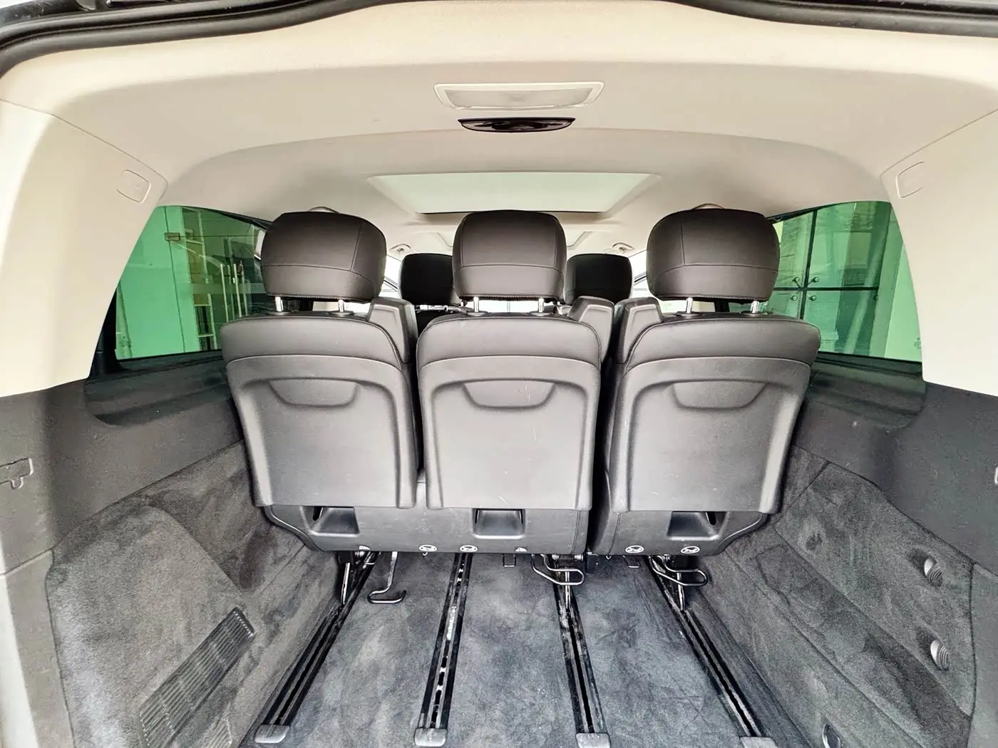 Mercedes-Benz V-Class 2020 — Фото 17/18
