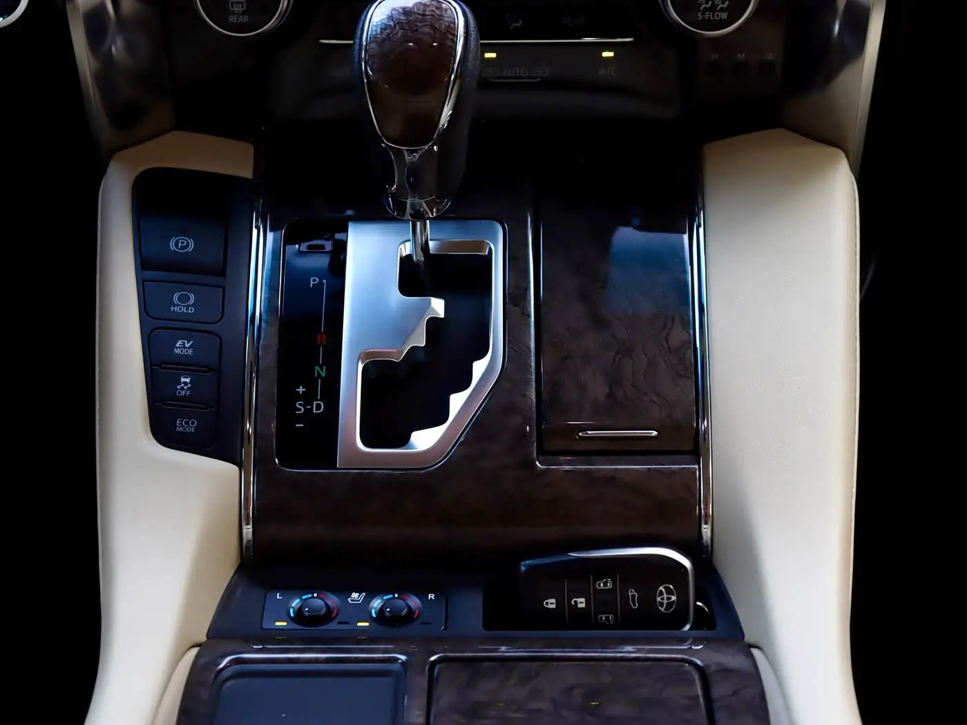 Toyota Vellfire 2020 — Photo 14/19