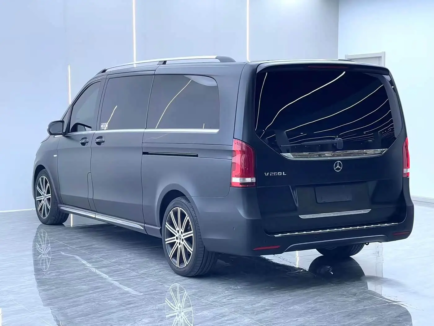 Mercedes-Benz V-Class 2023 — Photo 18/18