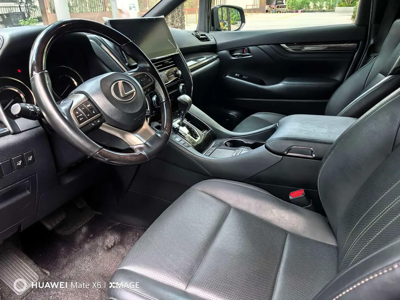 Lexus LM 2021 — Photo 9/15