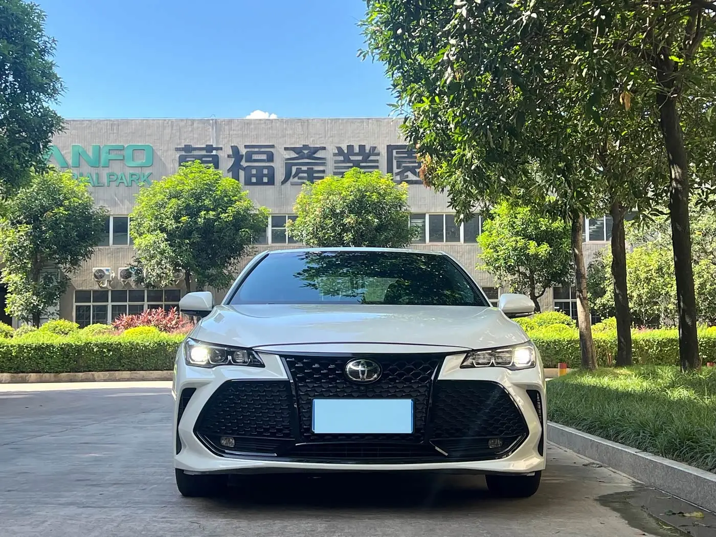 Toyota Avalon 2020 — Photo 1/9