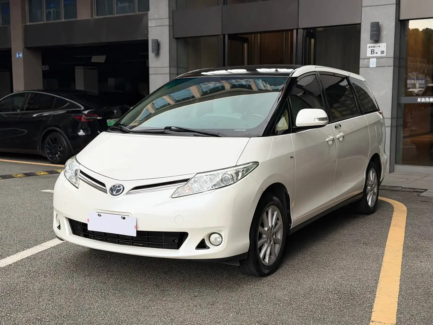 Toyota Previa 2018 — Photo 1/20