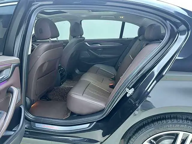 BMW 5 Series 2023 — ფოტო 13/16