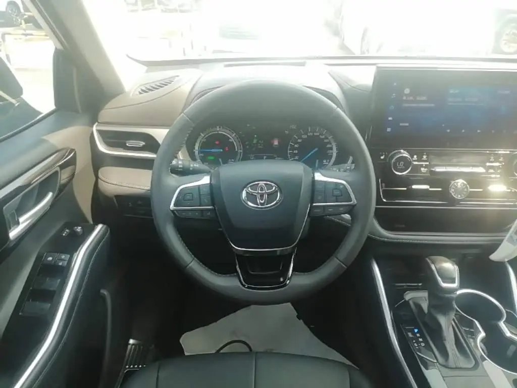 Toyota Highlander 2023 — Фото 11/20