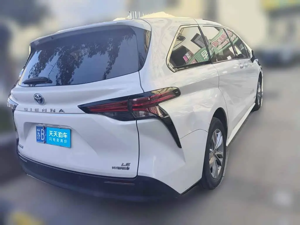 Toyota Sienna 2024 — Photo 2/13