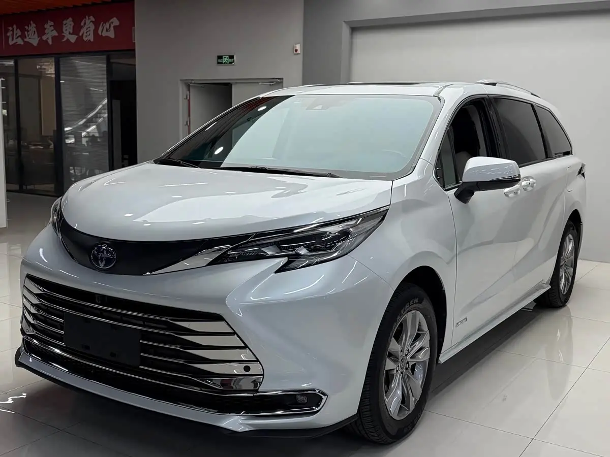 Toyota Sienna 2023 — Photo 1/15