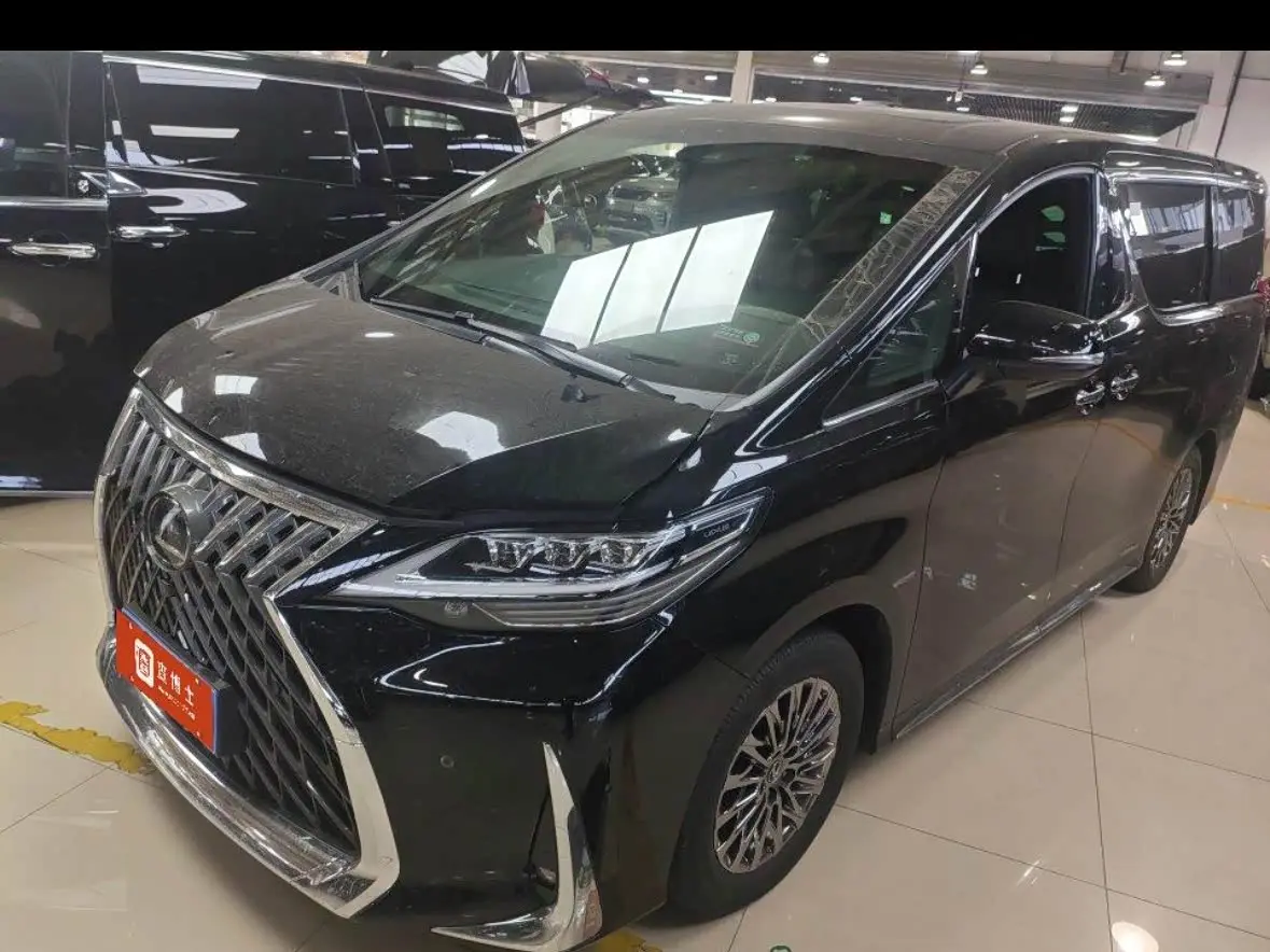 Lexus LM 2022 — Photo 1/4