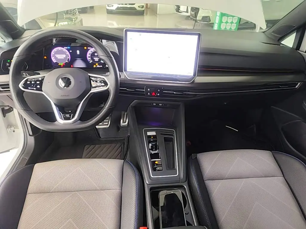 Volkswagen Golf 2024 — Photo 10/20