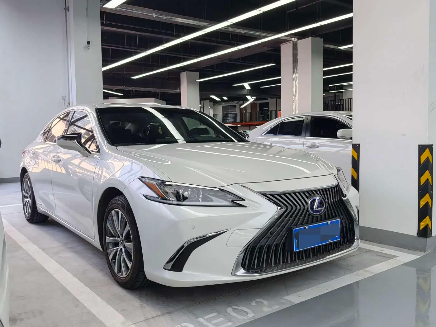 Lexus ES 2019 — Фото 3/17