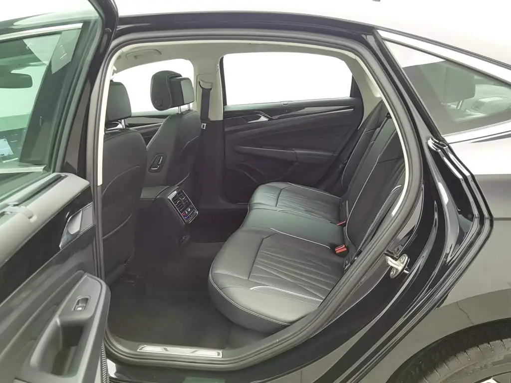 Volkswagen Passat 2023 — Photo 15/20