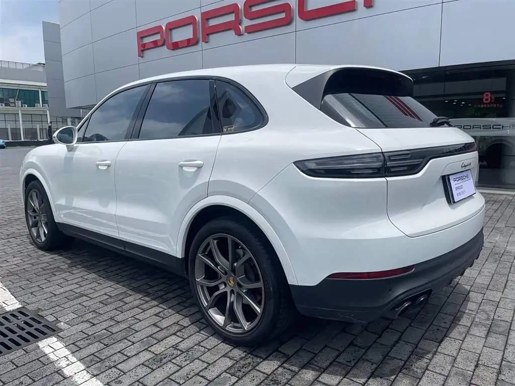 Porsche Cayenne 2023 — Photo 8/20