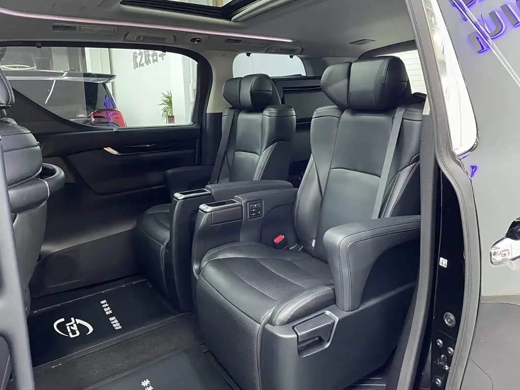 Toyota Vellfire 2023 — Фото 9/15