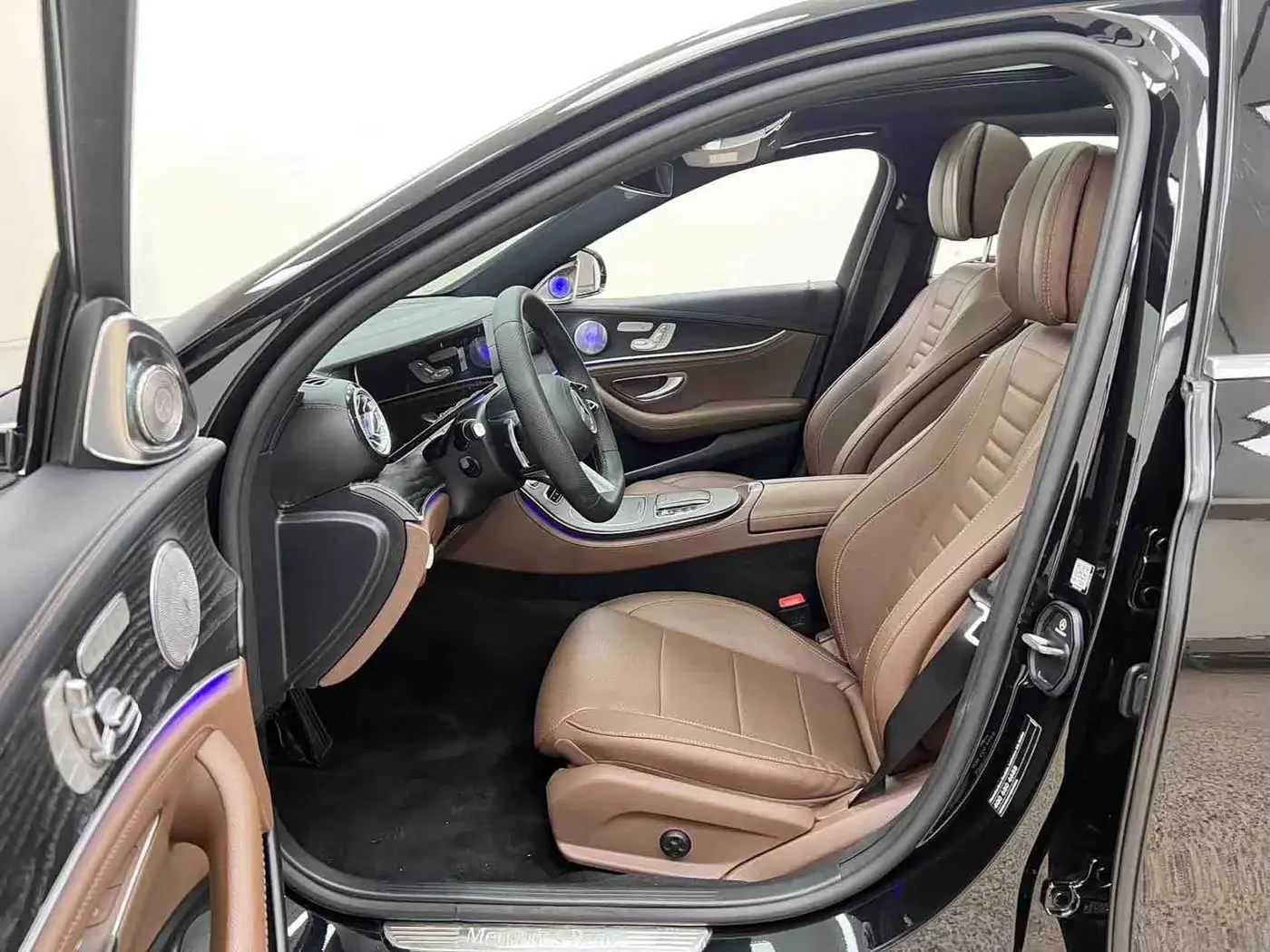 Mercedes-Benz E-Class 2023 — Photo 12/20