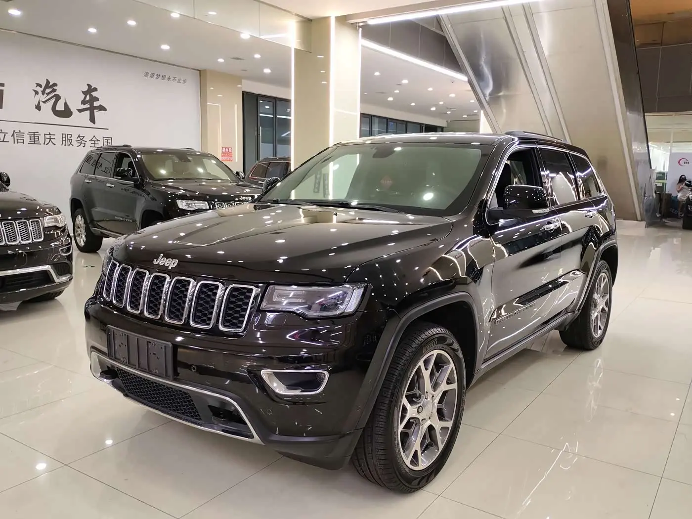 Jeep Grand Cherokee 2020 — Фото 1/19