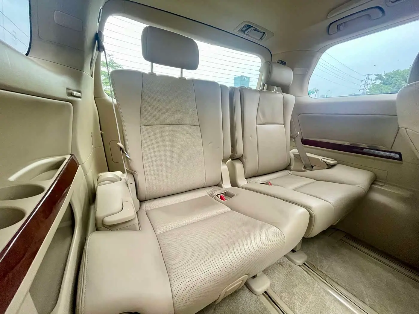 Toyota Alphard 2011 — Photo 18/20